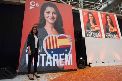 In&eacute;s Arrimadas, ante su cartel electoral. 