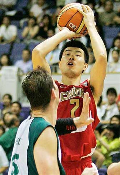 Wang Shipeng tira a canasta en el partido de China frente a Eslovenia.