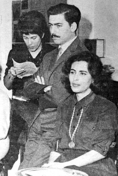 Vargas Llosa, junto a Julia Urquidi (sentada), en París, en 1961.