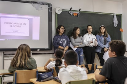 Laura y otras tres estudiantes, las cuatro de 4º de la ESO, dan una charla introductoria sobre mediación de conflictos a alumnos de 1º de la ESO. El instituto ha convertido este proyecto en uno de sus puntales educativos y Unicef lo ha acreditado como Centro Referente en Educación en Derechos de Infancia y Ciudadanía Global.