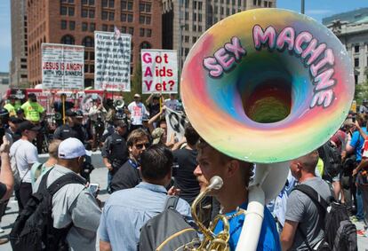 Un manifestante camina con una tuba durante una manifestación frente a la Convención Nacional Republicana en Cleveland.