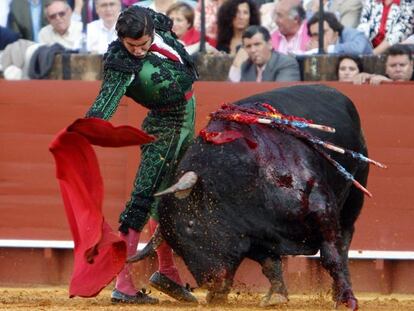 Morante de la Puebla durante el tercer toro de la tarde, ayer en la Maestranza.