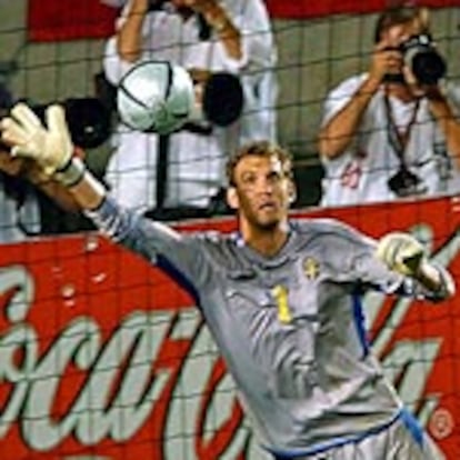 Edwin van der Sar, el portero de Holanda, se lanza a parar uno de los penaltis.