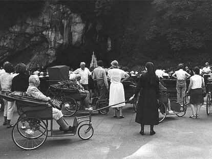 Monjas y enfermos, en el santuario católico francés de Lourdes en 1998.