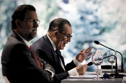 El líder del PP, Mariano Rajoy, junto al profesor Juan Velarde, en la presentación del libro