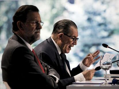 El líder del PP, Mariano Rajoy, junto al profesor Juan Velarde, en la presentación del libro