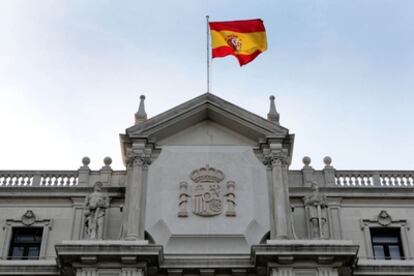 La fachada del Palacio de Capitanía Militar de Barcelona, en el paseo de Colón, luce el escudo constitucional