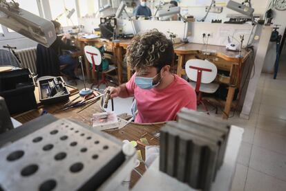 Un alumno en el taller de joyería. 