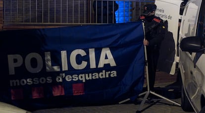 Un agente de los Mossos trabaja en el lugar de los hechos, en el distrito barcelonés de Horta, este lunes.