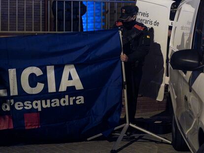 Un agente de los Mossos trabaja en el lugar de los hechos, en el distrito barcelonés de Horta, este lunes.