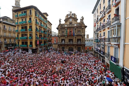 Miles de personas disfrutan en la plaza Consistorial de Pamplona antes del chupinazo de los sanfermines 2022.