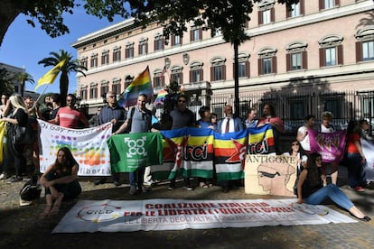 Miembros del colectivo LGBT de Roma rinden homenaje a las víctimas de Orlando.