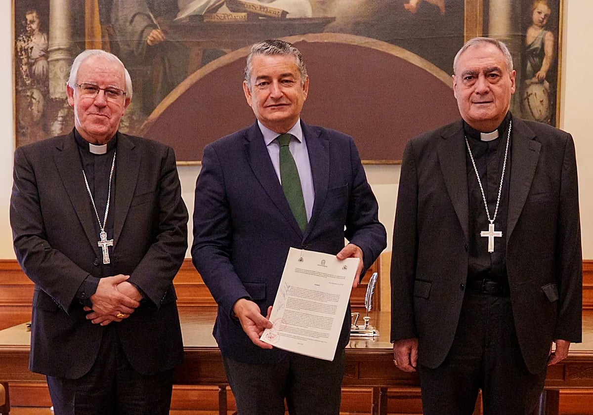 El consejero andaluz de Presidencia, Sanidad y Emergencias, Antonio Sanz, con los arzobispos de Sevilla y Granada, el pasado 29 de mayo tras la firma del acuerdo.