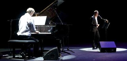 Kirmen Uribe y Wim Mertens en una actuación.