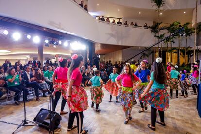 Jóvenes de la comunidad de Paraisópolis, en São Paulo, Brasil, presentan un número de baile durante el foro.