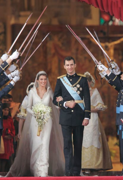 Madrid, 22 de mayo. Los príncipes de Asturias al término de la ceremonia de su enlace matrimonial pasan por el arco de sables de los compañeros de promoción de don Felipe en la academia de oficiales de las Fuerzas Armadas.