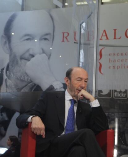 Rubalcaba, sentado durante la entrevista.