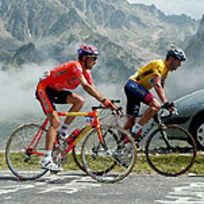 Ullrich, por delante de Armstrong, Zubeldia y Mayo, durante la subida al Tourmalet en la etapa del lunes.