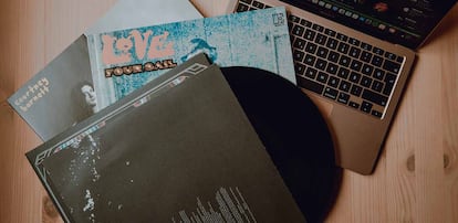 Disco de vinilo con un ordenador