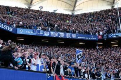 Reloj y aficionados en el Volksparkstadion.