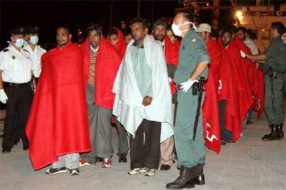 En la imagen, agentes atienden a los inmigrantes tras su llegada al puerto de Algeciras.