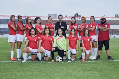 El equipo y cuerpo técnico de Las Bravas FC.