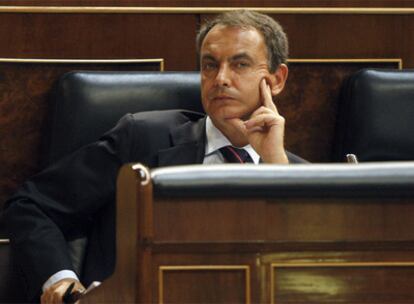El presidente del Gobierno, José Luis Rodríguez Zapatero, en el Congreso.