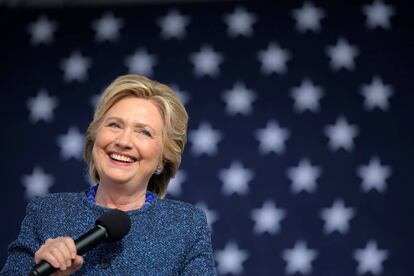 Hillary Clinton sonríe durante un mitin en Cedar Rapids, Iowa, el 28 de octubre.