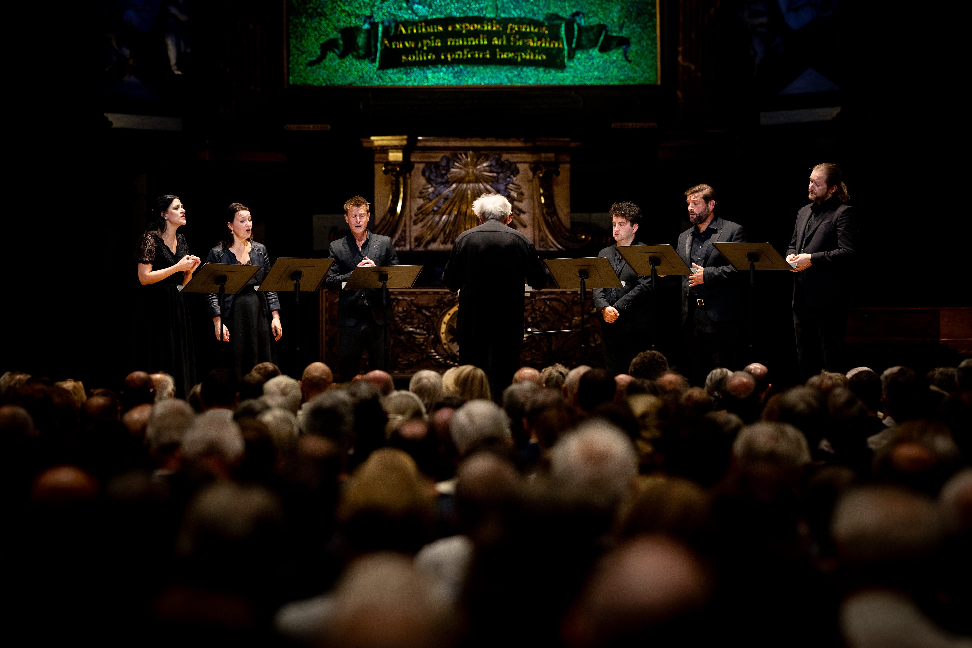 Los siete cantantes del Collegium Vocale Gent y Philippe Herreweghe en su concierto del sábado por la noche en AMUZ.