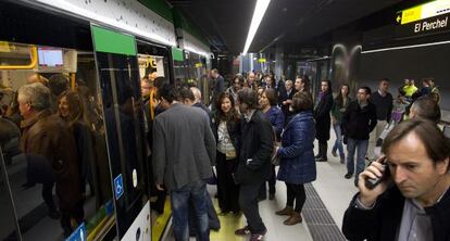 Pasajeros en la primera jornada con público del metro de Málaga.