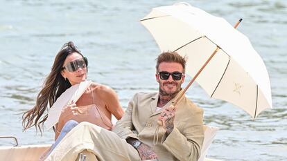 Victoria y David Beckham fotografiados durante la pasarela 'Le Chouchou', un espectáculo de moda celebrado el 23 de junio de 2024 en el Palacio de Versailles, en París (Francia).