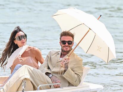 Victoria y David Beckham fotografiados durante la pasarela 'Le Chouchou', un espectáculo de moda celebrado el 23 de junio de 2024 en el Palacio de Versailles, en París (Francia).