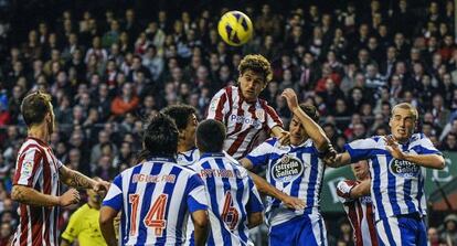 Llorente remata ante la defensa del Deportivo.