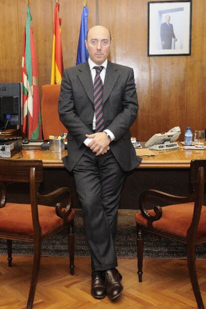 Carlos Urquijo, tras la entrevista con este periódico en su despacho de delegado del Gobierno.