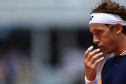 El noruego Casper Ruud resopla durante la final de Roland Garros en la pista central de Court Philippe Chatrier. 