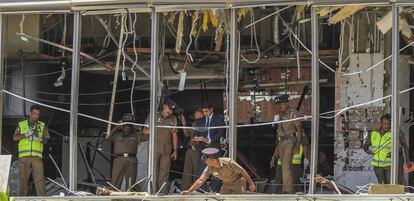 Oficiales de policía inspeccionan el interior del Hotel Shangri-La, en Colombo, uno de los edificios atacados este domingo en Sri Lanka, este domingo.