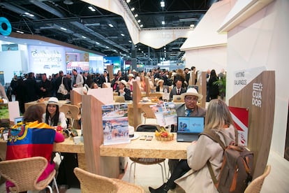 Operadores de turismo en el estand de Ecuador en Fitur 2024. 