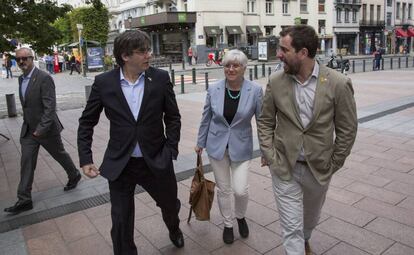 Carles Puigdemont, Clara Ponsatí y Toni Comín en Bruselas, el pasado mayo.