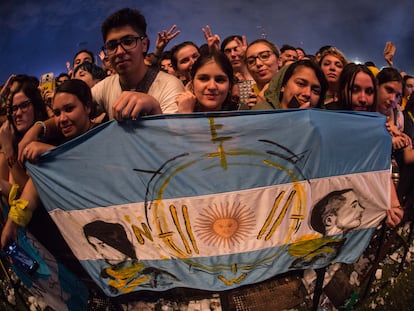 Fanáticos esperan el concierto de Twenty One Pilots Pilots durante el primer día del festival Lollapalooza, en Buenos Aires, Argentina, en 2018.