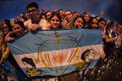 Fanáticos esperan el concierto de Twenty One Pilots Pilots durante el primer día del festival Lollapalooza, en Buenos Aires, Argentina, en 2018.