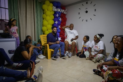 Familiares de Ysqueibel Peñaloza, platica con su familia, en Valencia, Venezuela.