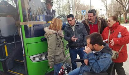 El Langui, en una de las ocasiones que bloqueó un autobús al que no le dejaban acceder.