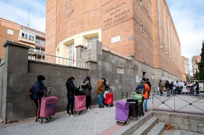 Ciudadanos esperan el reparto de alimentos ante la Fundación Madrina, en Madrid, en enero de 2021. 
