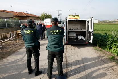 Dos agentes de la Guardia Civil este viernes en el exterior de la residencia de Villafranca de Ebro (Zaragoza). 