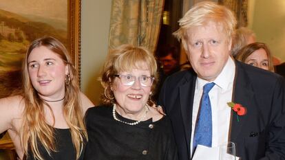 Boris Johnson (a la derecha) con su hija Lara Lettice y su madre, Charlotte, en octubre de 2014 en Londres.