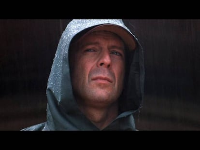 Solo si eres Bruce Willis puedes subirte al árbol sin lesionarte.