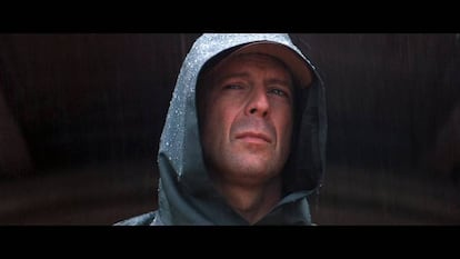 Solo si eres Bruce Willis puedes subirte al árbol sin lesionarte.