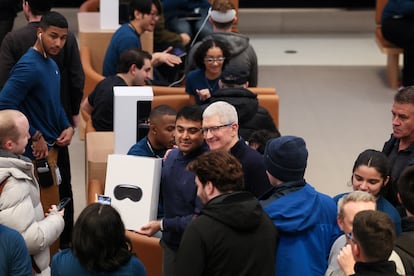 El consejero delegado de Apple, Tim Cook, posa en la tienda de la empresa en la Quinta Avenida de Nueva York con un cliente que acaba de comprar las nuevas gafas Vision Pro, lanzadas este viernes.