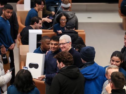 El consejero delegado de Apple, Tim Cook, posa en la tienda de la empresa en la Quinta Avenida de Nueva York con un cliente que acaba de comprar las nuevas gafas Vision Pro, lanzadas este viernes.