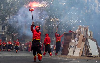 Inicio de la hoguera en Sant Antoni, en Barcelona. 
